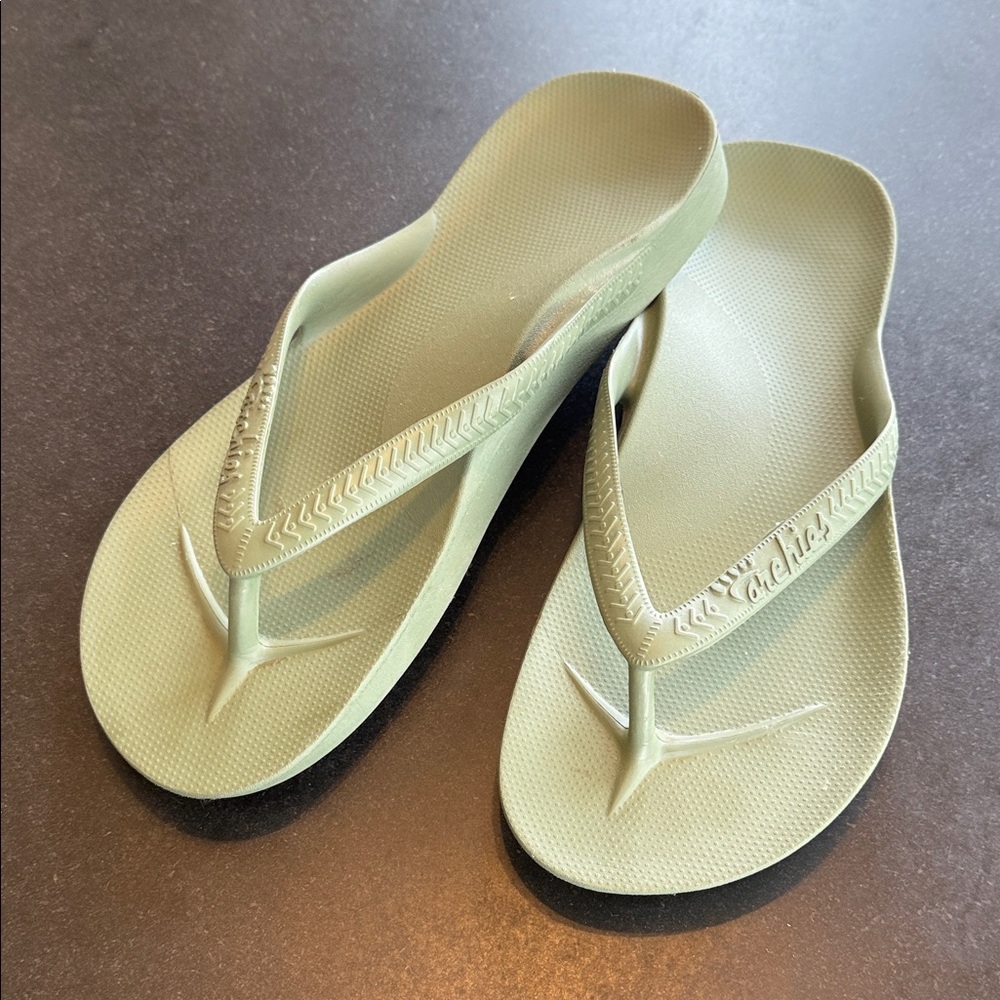 Archie’s Olive Flip flops